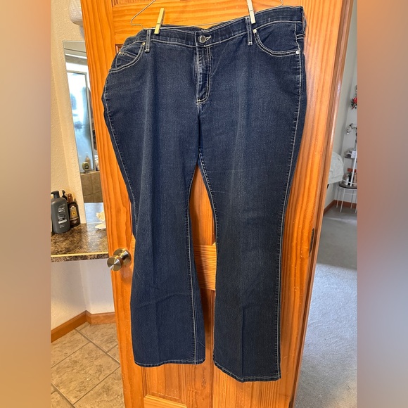 Wrangler Denim - Wrangler Women's Boot Cut Jeans - Shiloh, no-gap waist band.